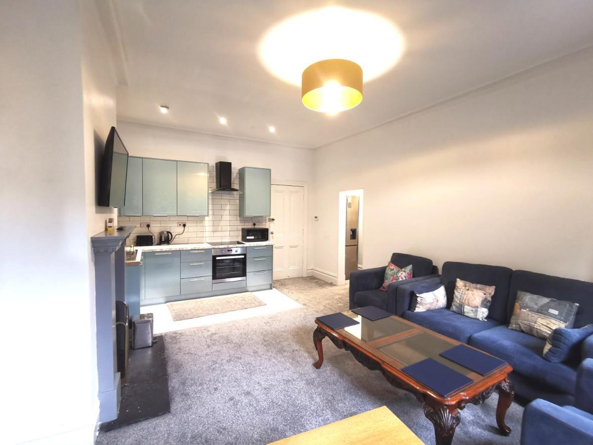 Flat-B, 4 Adults, 20 Mins To Beach, Netflix, Wifi, Sleeps 4 Adults Борнмут Экстерьер фото