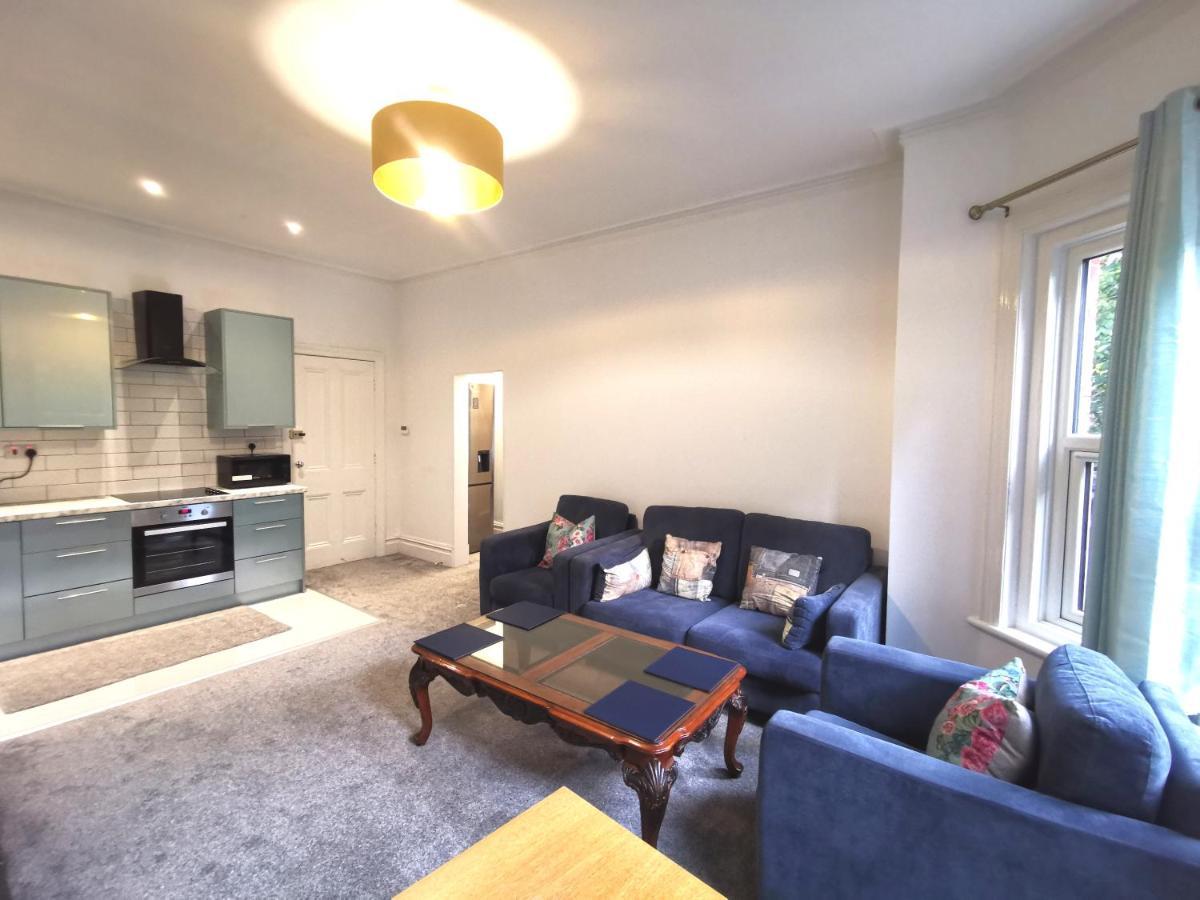 Flat-B, 4 Adults, 20 Mins To Beach, Netflix, Wifi, Sleeps 4 Adults Борнмут Экстерьер фото