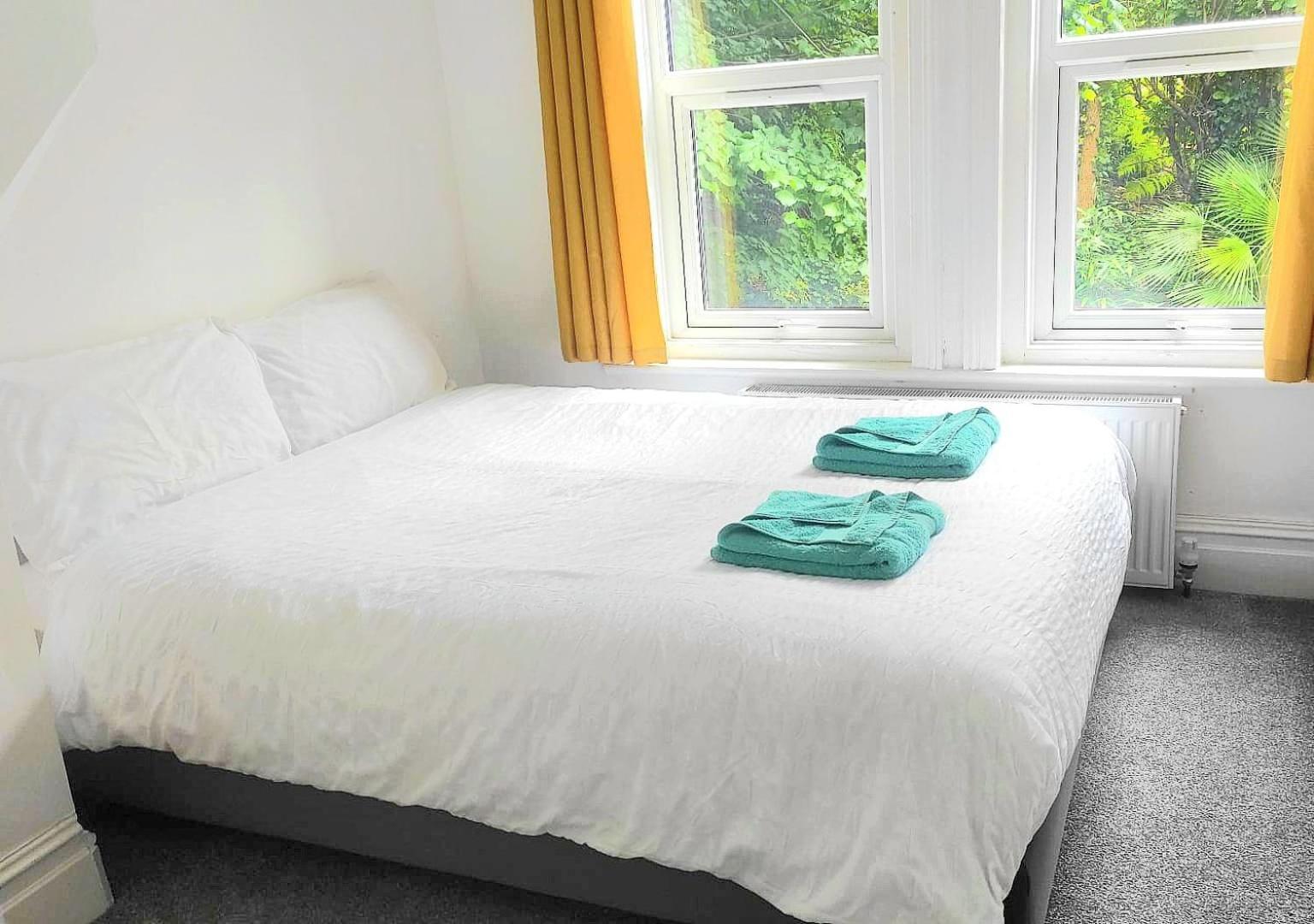 Flat-B, 4 Adults, 20 Mins To Beach, Netflix, Wifi, Sleeps 4 Adults Борнмут Экстерьер фото